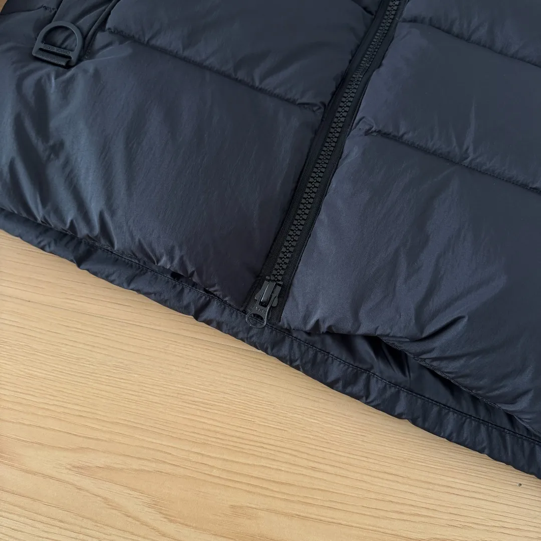 Style number: Y 79 『Top version💯, feel free to compare🆚』𝗖𝗔𝗡𝗔𝗗𝗔 𝗚𝗢𝗢𝗦𝗘｜Canada Goose 𝗝𝘂𝗻𝗰𝘁𝗶𝗼𝗻 Series ski season black label rib down jacket parka capsule down jacket Ouyang Nana second generation 𝗦𝗶𝘇𝗲: 𝗫𝗦 𝗦 𝗠 𝗟 𝗫𝗟 𝗫𝗫𝗟 Color: Black, coffee Green double-layer anti-velvet liner design, super windproof performance, very warm in winter! Newly labeled white duck down filling, high fluffiness, windproof hooded design. When walking outdoors, pull the collar to the highest position, put your hands in the pockets and it will be very warm. It can be easily controlled by all body types! The interior is equipped with an elastic wind and snow skirt design for better wrapping!